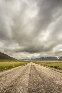 恶劣的天气去 castelluccio，意大利的路上