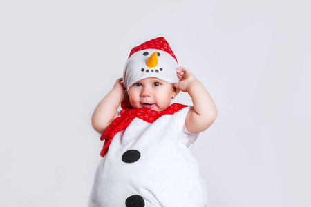 圣诞快乐, 新年快乐。愉快的女婴在雪人服装在白色背景