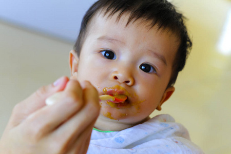 快乐吃 小亚洲男孩喜欢吃食物