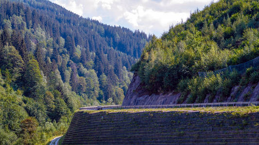 阿尔卑斯山上风景如画的沥青山路。奥地利