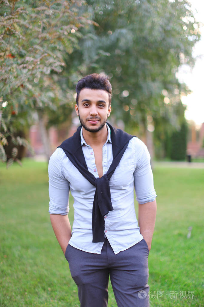 年轻的西班牙人在公园散步