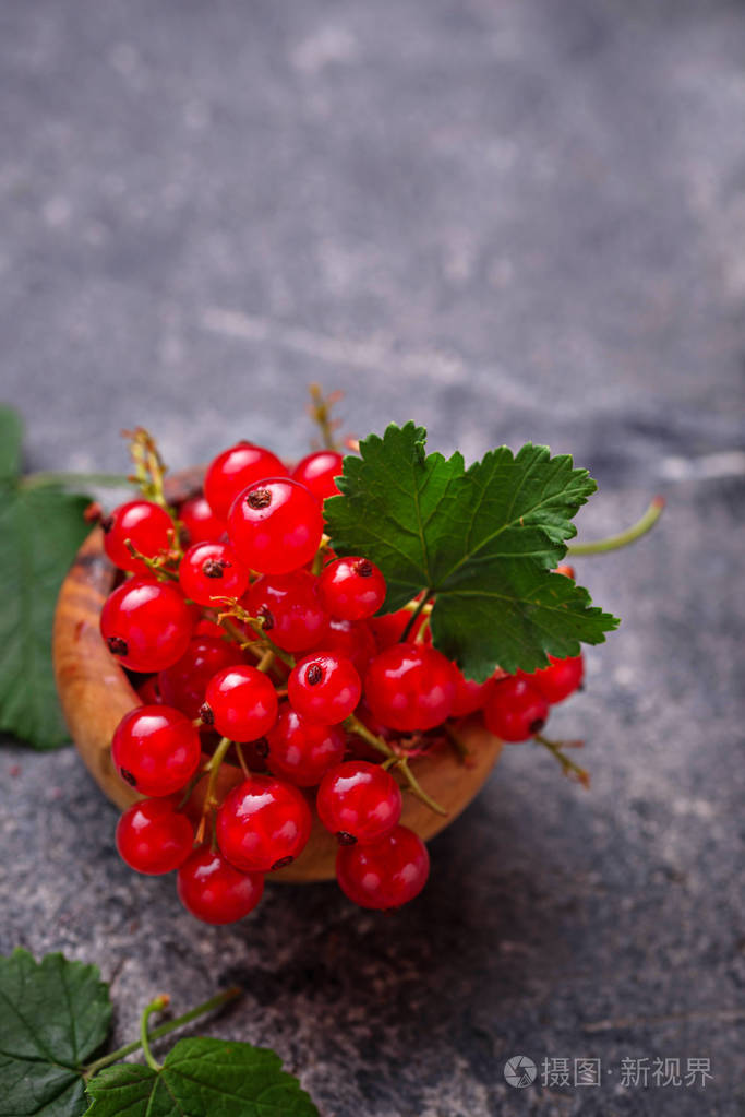 成熟的红醋栗浆果在木碗.选择性聚焦