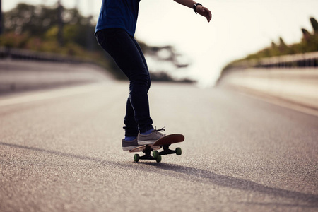 城市街道滑板滑板的裁剪图像