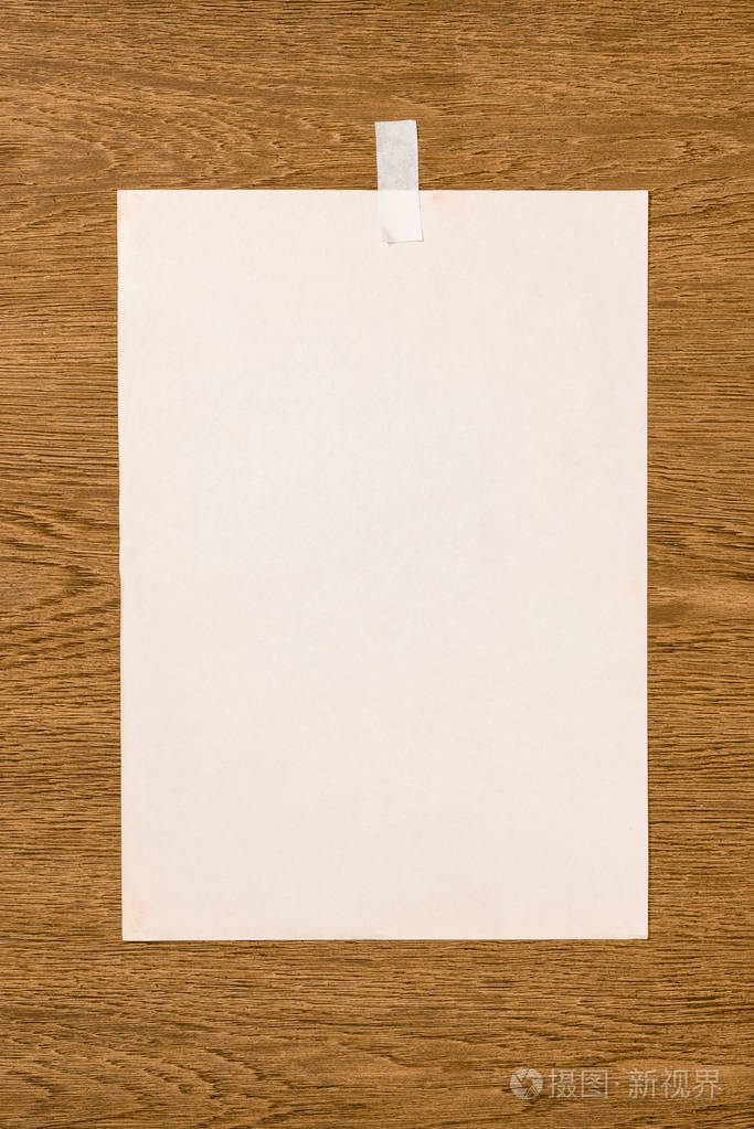 木桌上空白白纸的顶部视图