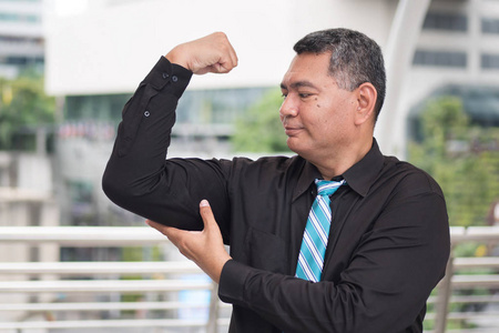 强成功的老东南商业人;幸福的肖像, 强大的, 成功的东南亚商人灰色的