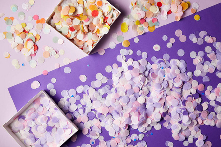 纸盒子和紫罗兰表面的五彩纸屑的高视图