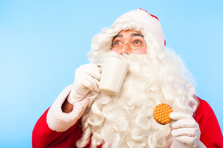 圣诞老人与一杯咖啡或茶和饼干，蓝坝