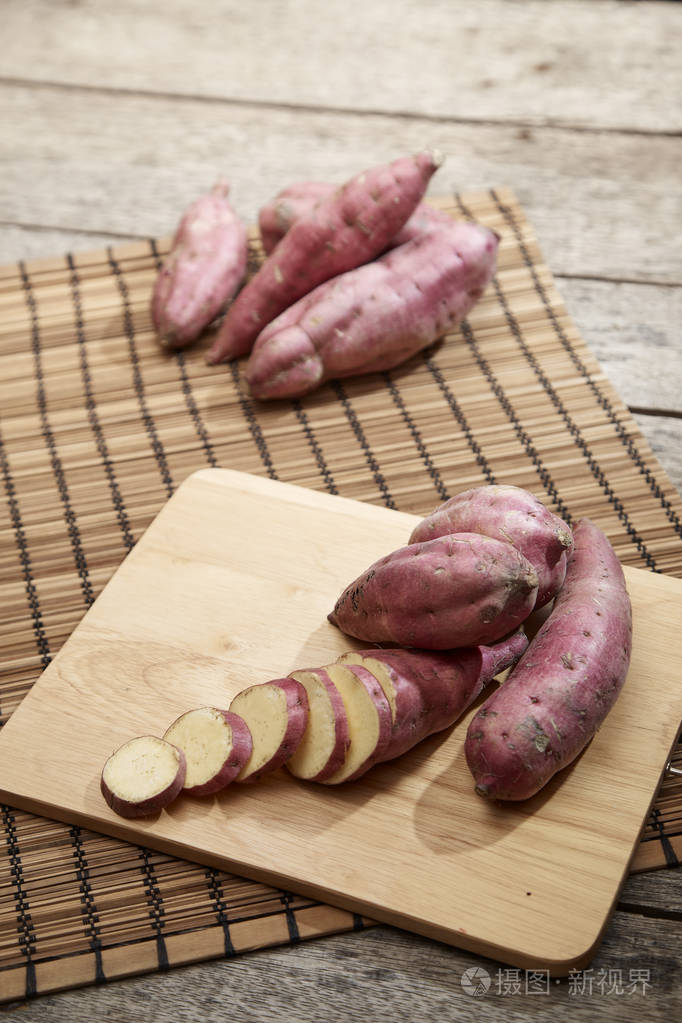 生紫甘薯在厨房的乡土木桌上