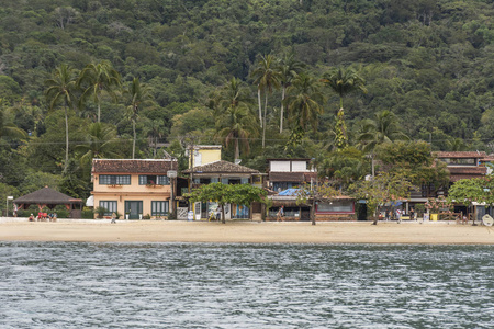 美丽的热带景观 Abraao 村, 海洋和绿色的山在德岛格兰德, 佛得角, 南里约热内卢, 巴西的背面