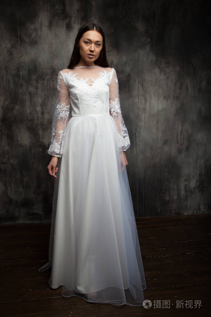 新娘模特礼服在黑暗背景演播室光