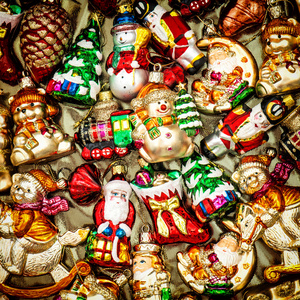 圣诞树装饰挂件 玩具和七彩的饰物