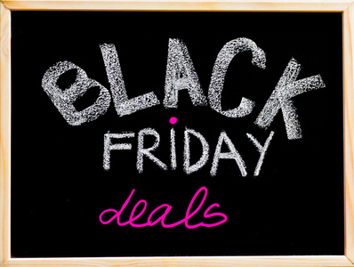 黑色星期五交易广告用黑色星期五销售概念木框黑板上的粉笔手写