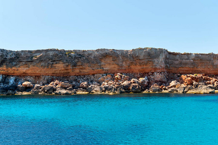 岩石海滩和绿松石水。福门特拉岛岛阿里群岛。西班牙