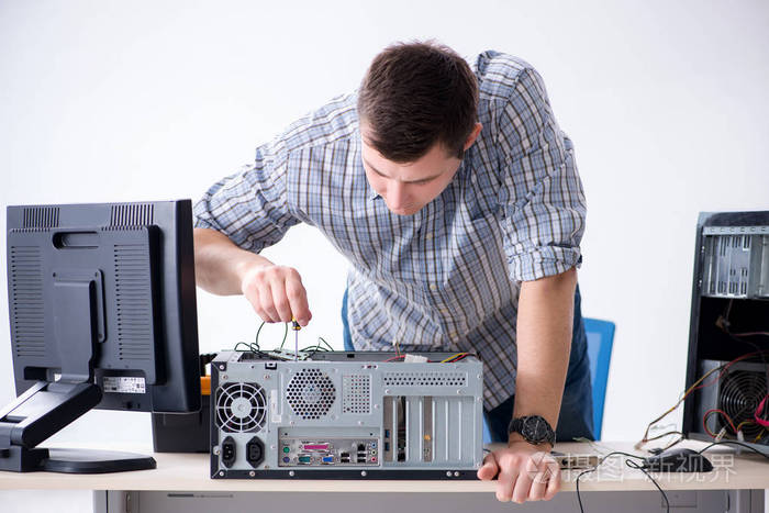 车间的年轻技术员修理计算机