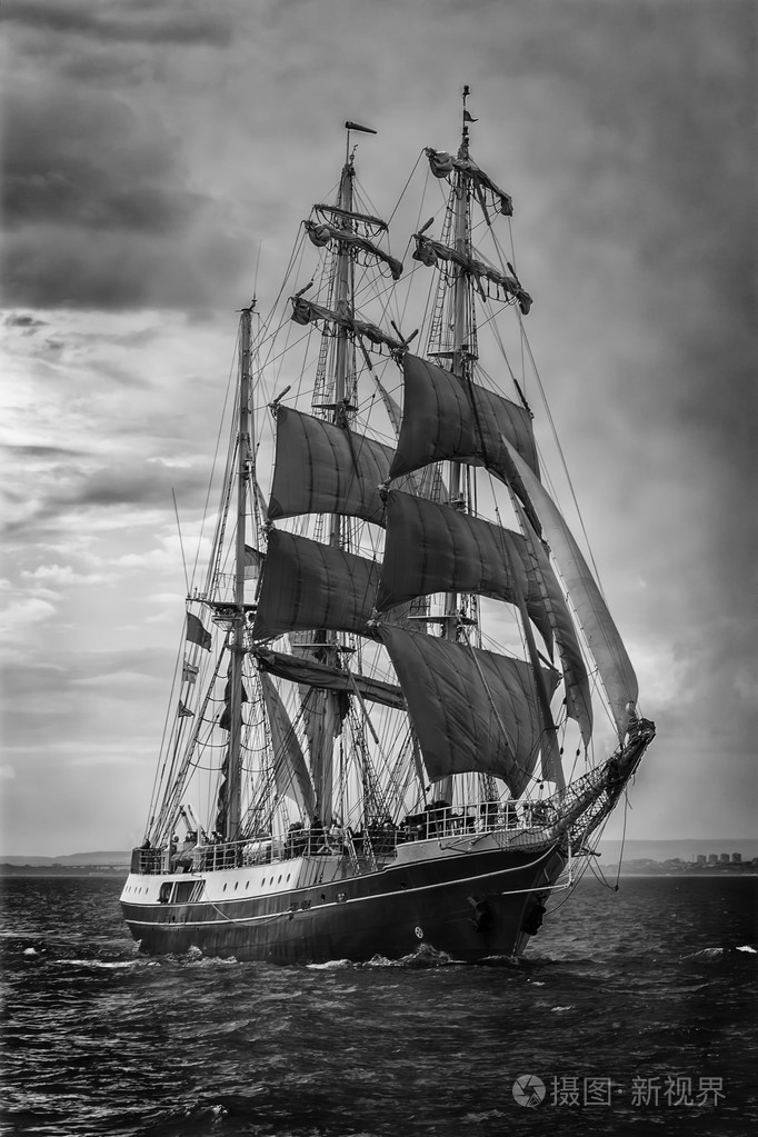 老船航行.在黑色和白色