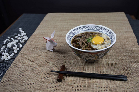 靠近盘子的看法与日本食品里面。木桌上的日本传统美食