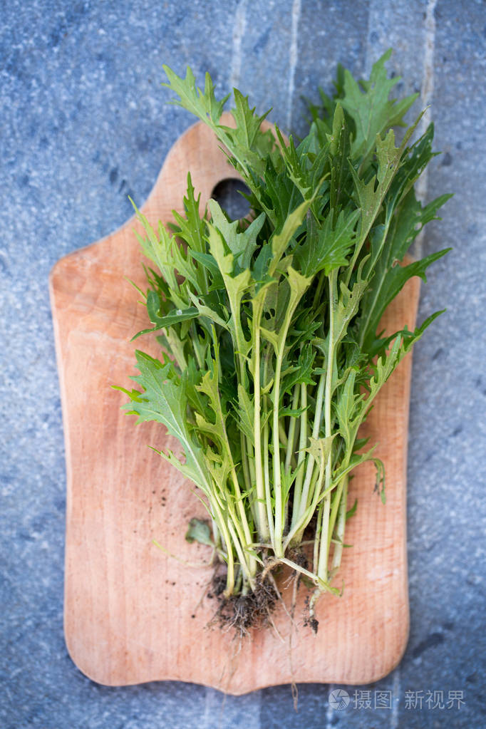 叶子生菜芥末在板上