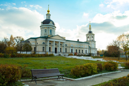 俄罗斯, Kolomna。在秋季戏剧性的天空下的迈克尔大天使东正教教堂