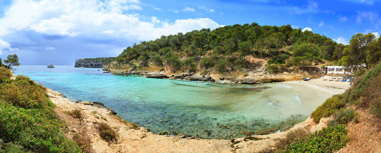 在地中海，西班牙巴利阿里群岛马略卡岛上门户树突状湾