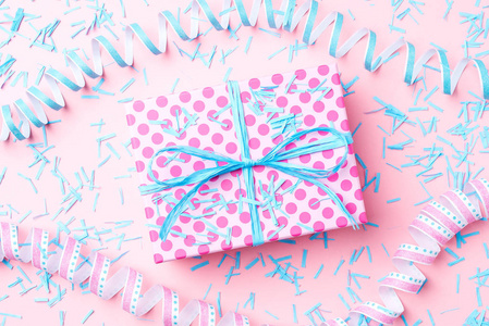 生日背景与粉红色点缀礼品盒, 蛇纹石和五彩纸屑。特写
