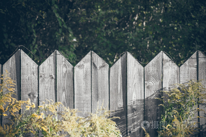 旧的木栅栏上有刺线复古粒状薄膜外观