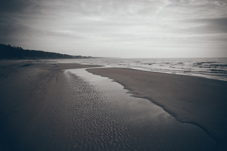 海岸线的波罗的海海滩与岩石和沙丘。复古 g