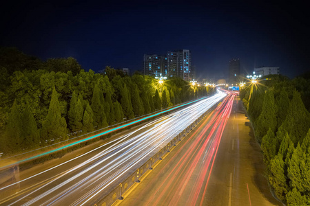 城市道路上的光路, 繁忙的城市之夜竞争