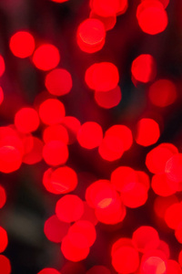 红色闪闪发光的圣诞灯。模糊的抽象背景