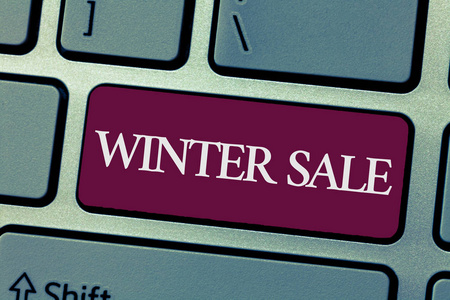 写入冬季销售的手写文本。概念含义折扣提供在年底假期销售更低的价格