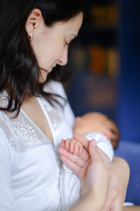 新莱福年轻快乐的母亲抱着新生婴儿照片