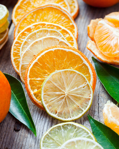 干的橙和柠檬片,旧桌子上的橘子照片