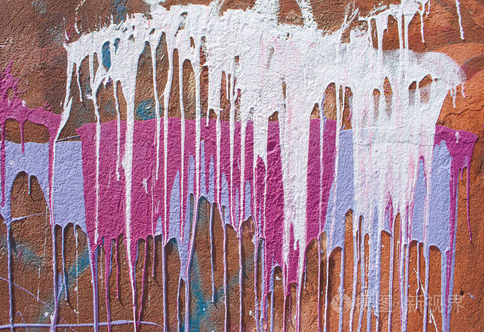 彩色颜料滴在红墙上