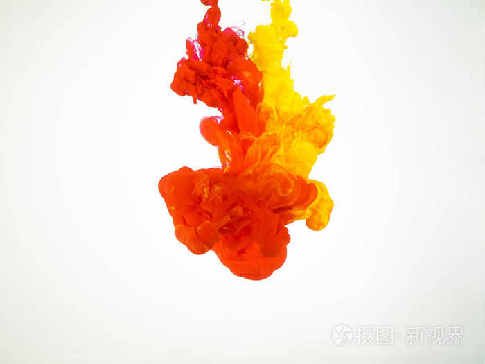 五颜六色的墨水滴在水中.彩色飞溅的墨水在水中隔绝白色背景.