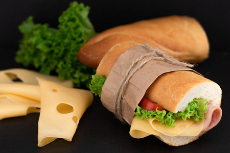 三明治与火腿, 奶酪, 西红柿, 生菜在石头上