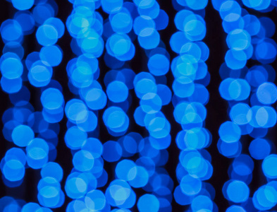 蓝色闪闪发光的圣诞灯。模糊的抽象背景