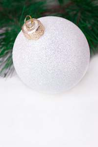 锥和白色衬底上的圣诞树