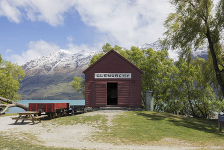 新西兰 Glenorchy 白天的标志性船屋