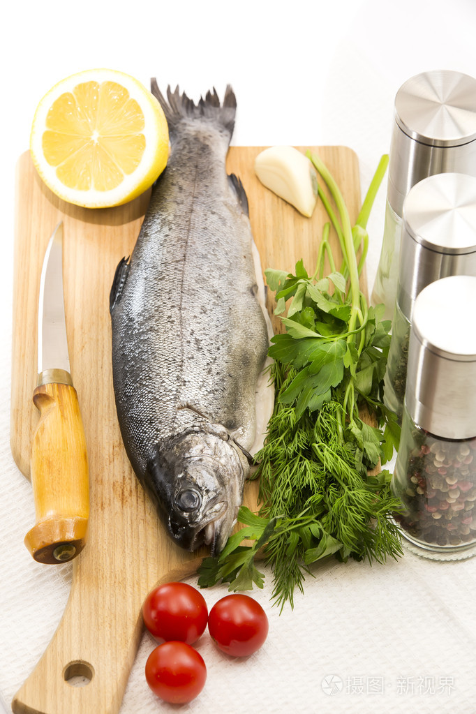 在砧板上的生鱼