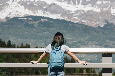 带背包的女孩的背面看在雄伟的风景山, 勃朗峰, 阿尔卑斯