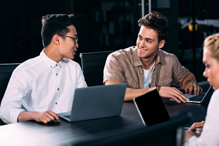 白种人和亚洲人团队图片