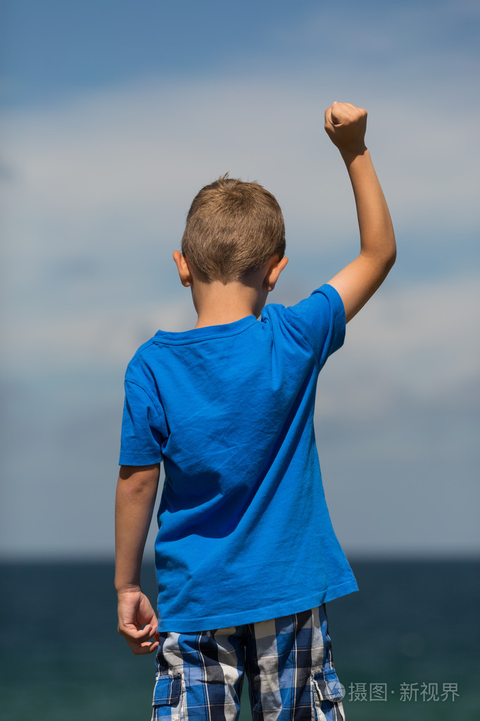 攥紧的拳头的男孩