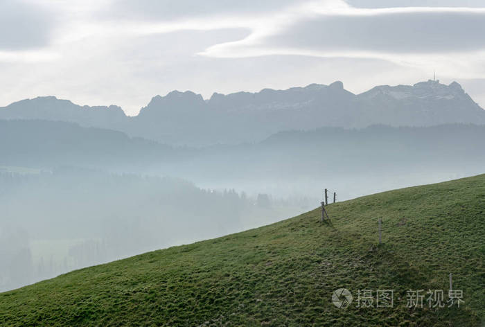 田园诗般的宁静的山景, 在草地上有木栅栏, 后面是瑞士阿尔卑斯山的美景