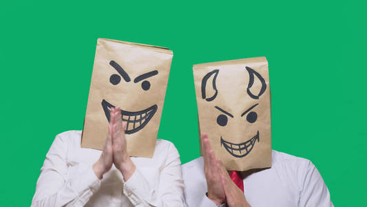 一个人带着包裹在他的头上, 用画的表情, 狡猾和魔鬼笑.