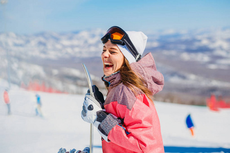 欢快的女人滑雪者笑在冬天的山