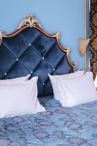 带白色枕头和蓝色墙壁的空床