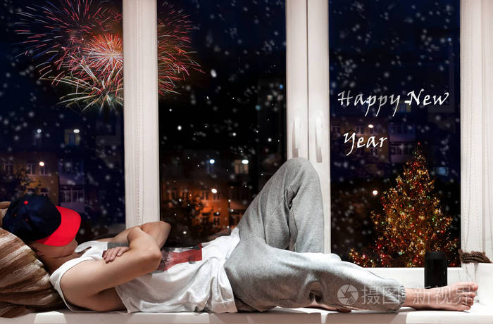 在庆祝活动中, 睡在窗边的帽子里睡觉的少年