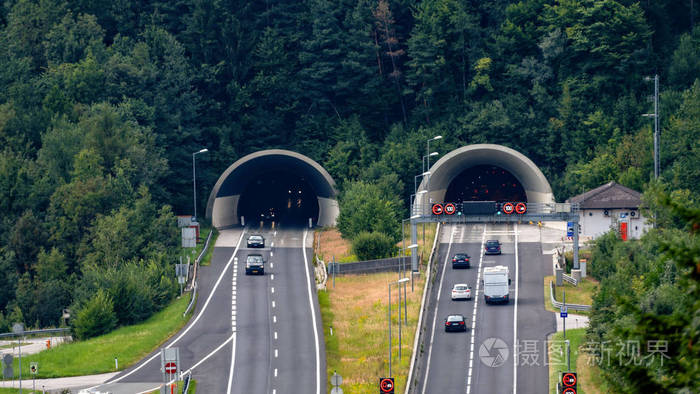 美丽的山景和奥地利 werfen 村附近的 autobahn 隧道入口