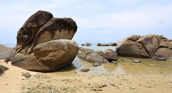 不寻常的岩石和海中巨石
