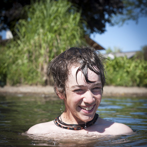 年轻的孩子，在湖中笑只是湿漉漉的脑袋离开水