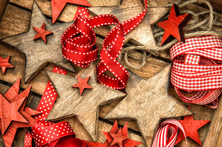 圣诞装饰品木制星星和红丝带